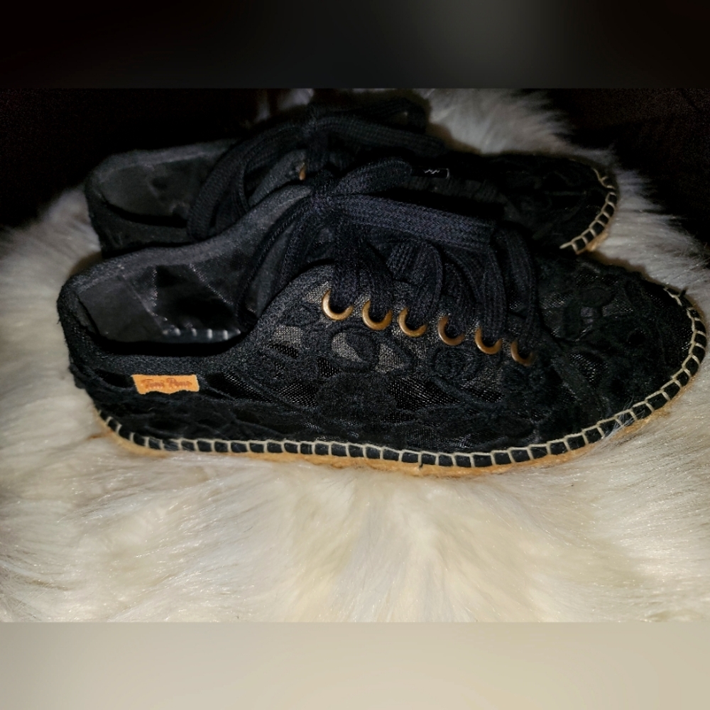 Tom pom original black lace shoes